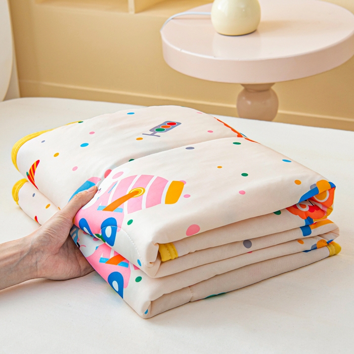 91家纺网 家纺一手货源 找家纺 鱼宝 2026春夏新款数码印花儿童凉感丝夏被夏凉被空调被 萌趣小车