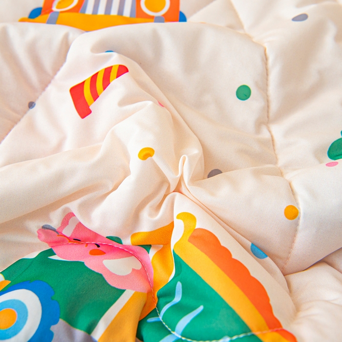 91家纺网 家纺一手货源 找家纺 鱼宝 2026春夏新款数码印花儿童凉感丝夏被夏凉被空调被 萌趣小车