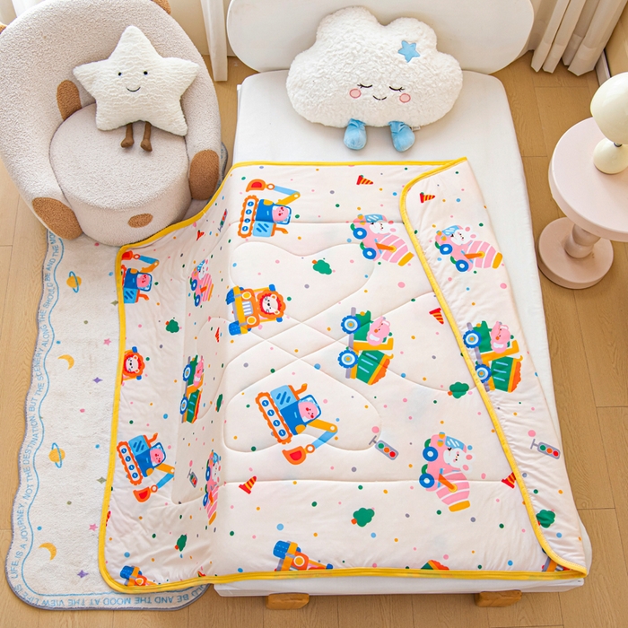 91家纺网 家纺一手货源 找家纺 鱼宝 2026春夏新款数码印花儿童凉感丝夏被夏凉被空调被 萌趣小车