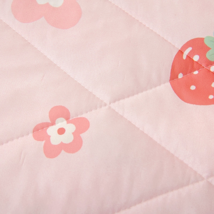 91家纺网 家纺一手货源 找家纺 鱼宝 2026春夏新款数码印花儿童凉感丝夏被夏凉被空调被 甜甜草莓