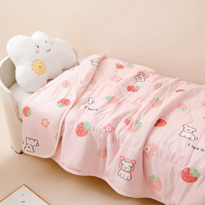 91家纺网 家纺一手货源 找家纺 鱼宝 2026春夏新款数码印花儿童凉感丝夏被夏凉被空调被 甜甜草莓