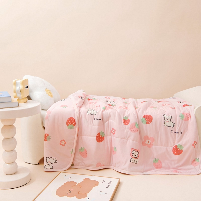 91家纺网 家纺一手货源 找家纺 鱼宝 2026春夏新款数码印花儿童凉感丝夏被夏凉被空调被 甜甜草莓