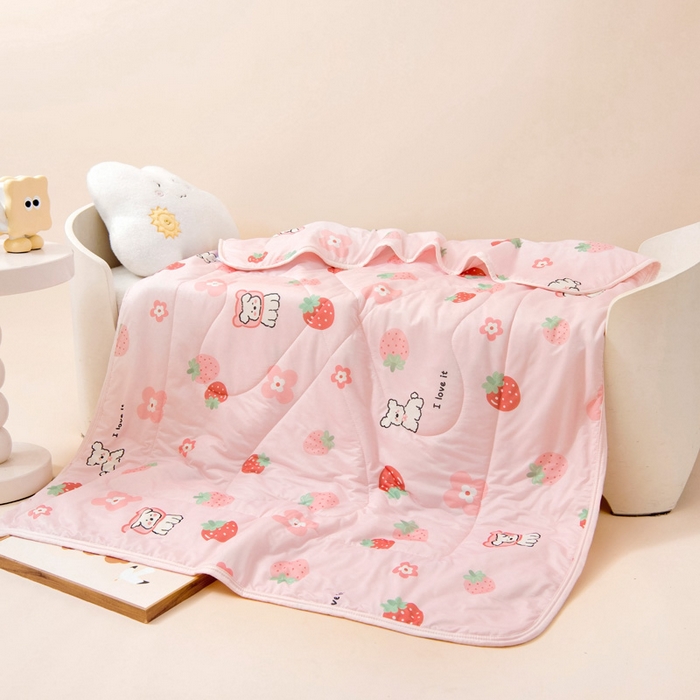 91家纺网 家纺一手货源 找家纺 鱼宝 2026春夏新款数码印花儿童凉感丝夏被夏凉被空调被 甜甜草莓