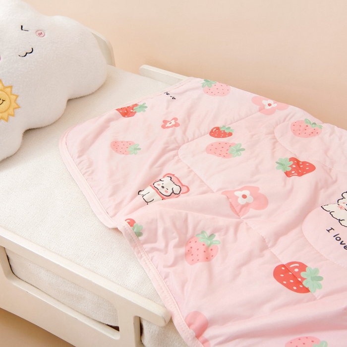 91家纺网 家纺一手货源 找家纺 鱼宝 2026春夏新款数码印花儿童凉感丝夏被夏凉被空调被 甜甜草莓