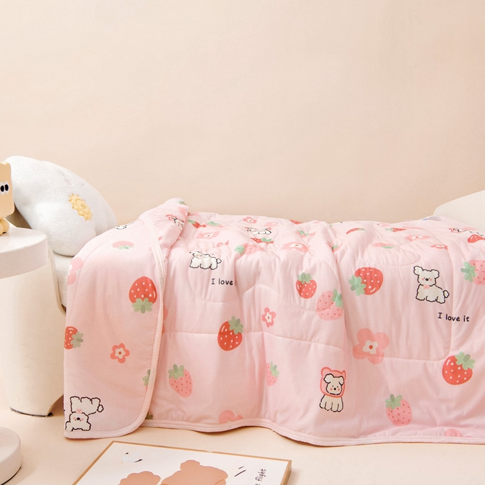 91家纺网 家纺一手货源 找家纺 鱼宝 2026春夏新款数码印花儿童凉感丝夏被夏凉被空调被 甜甜草莓