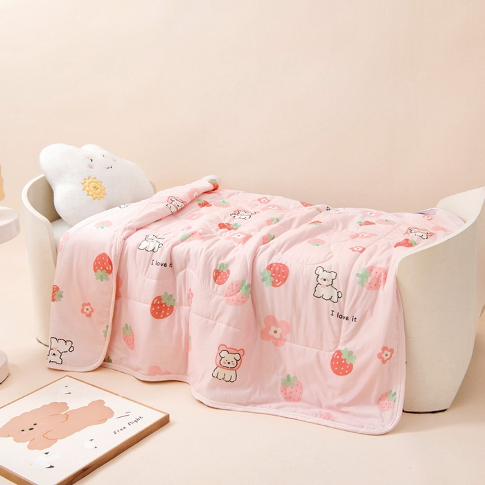 91家纺网 家纺一手货源 找家纺 鱼宝 2026春夏新款数码印花儿童凉感丝夏被夏凉被空调被 甜甜草莓