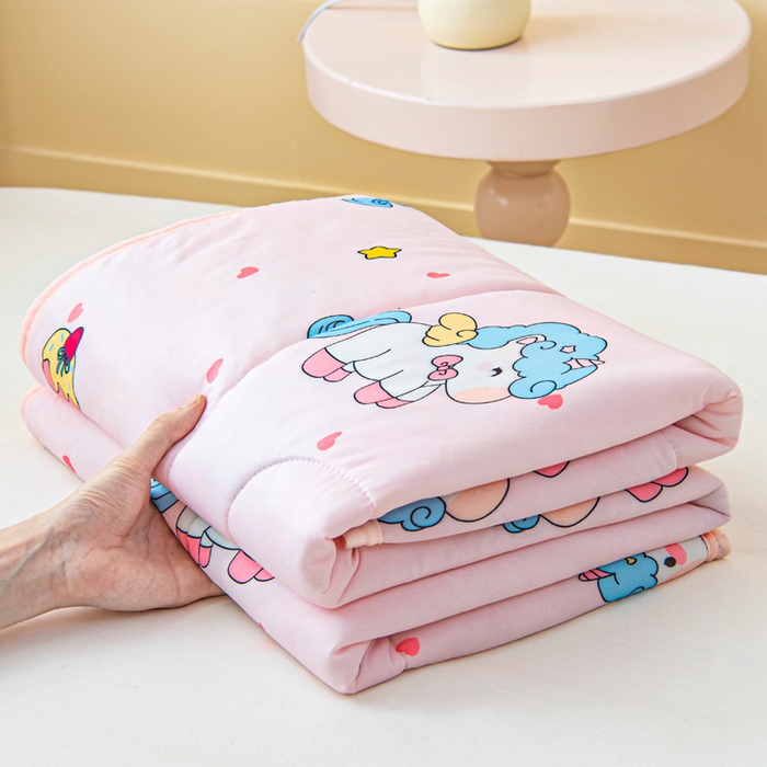 91家纺网 家纺一手货源 找家纺 鱼宝 2026春夏新款数码印花儿童凉感丝夏被夏凉被空调被 幸运小马