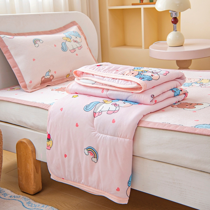 91家纺网 家纺一手货源 找家纺 鱼宝 2026春夏新款数码印花儿童凉感丝夏被夏凉被空调被 幸运小马