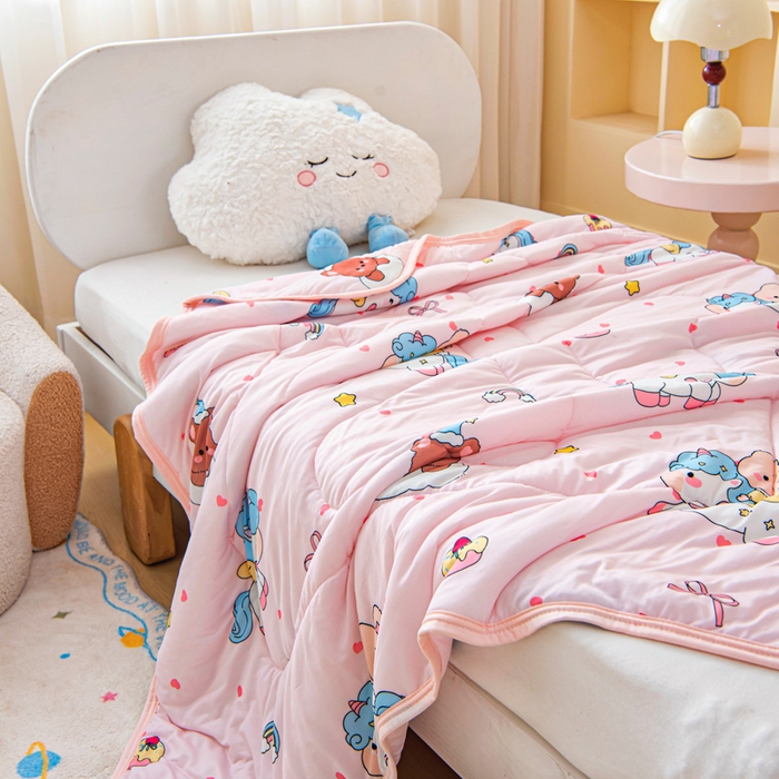 91家纺网 家纺一手货源 找家纺 鱼宝 2026春夏新款数码印花儿童凉感丝夏被夏凉被空调被 幸运小马