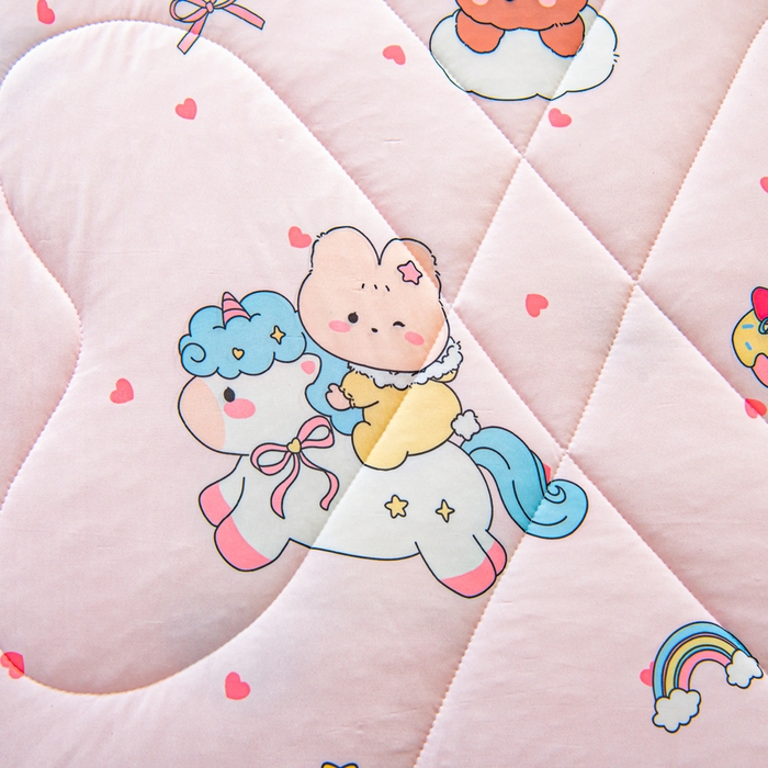 91家纺网 家纺一手货源 找家纺 鱼宝 2026春夏新款数码印花儿童凉感丝夏被夏凉被空调被 幸运小马