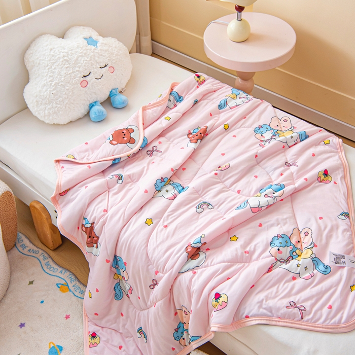 91家纺网 家纺一手货源 找家纺 鱼宝 2026春夏新款数码印花儿童凉感丝夏被夏凉被空调被 幸运小马