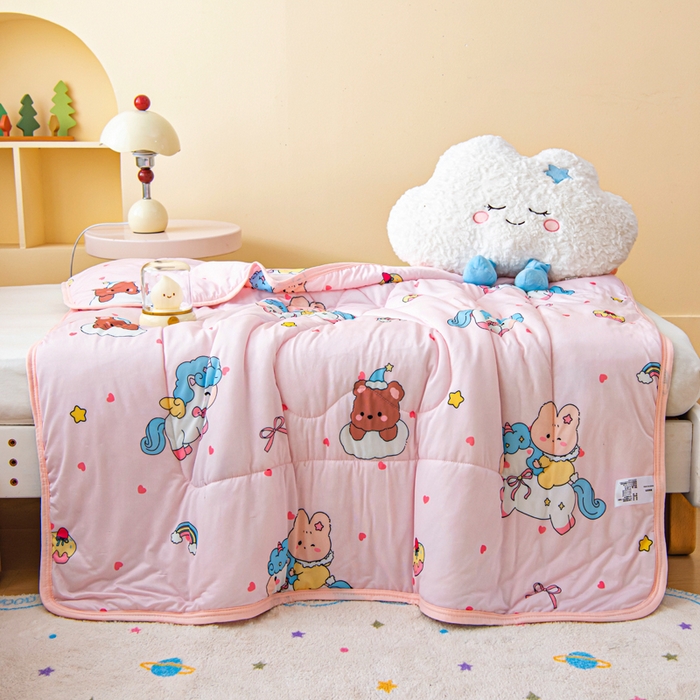 91家纺网 家纺一手货源 找家纺 鱼宝 2026春夏新款数码印花儿童凉感丝夏被夏凉被空调被 幸运小马