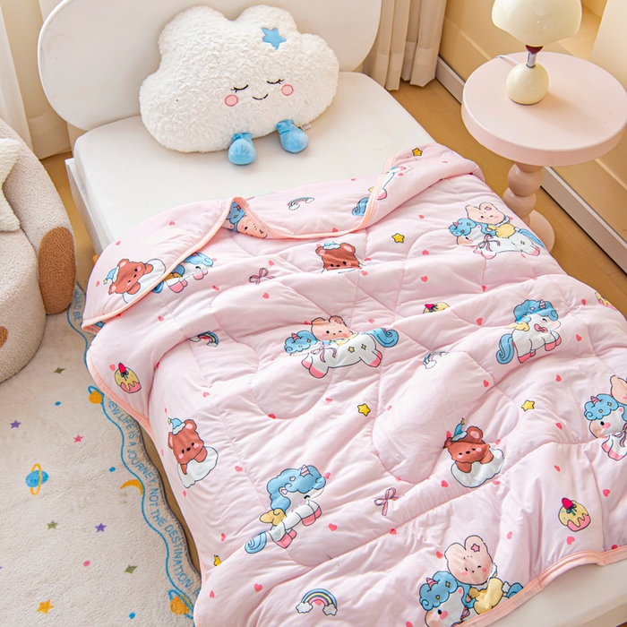 91家纺网 家纺一手货源 找家纺 鱼宝 2026春夏新款数码印花儿童凉感丝夏被夏凉被空调被 幸运小马