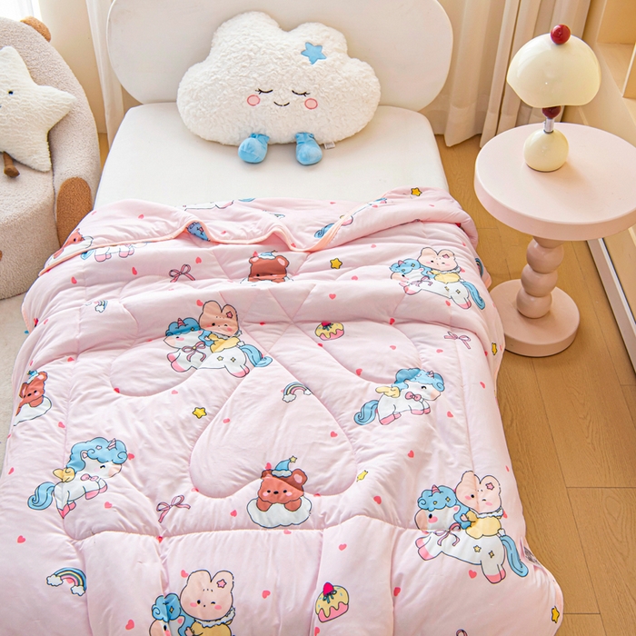 91家纺网 家纺一手货源 找家纺 鱼宝 2026春夏新款数码印花儿童凉感丝夏被夏凉被空调被 幸运小马