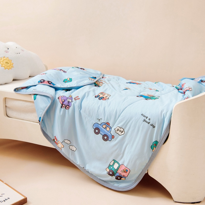 91家纺网 家纺一手货源 找家纺 鱼宝 2026春夏新款数码印花儿童凉感丝夏被夏凉被空调被 云朵巴士蓝