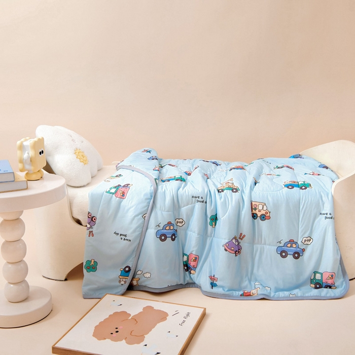 91家纺网 家纺一手货源 找家纺 鱼宝 2026春夏新款数码印花儿童凉感丝夏被夏凉被空调被 云朵巴士蓝