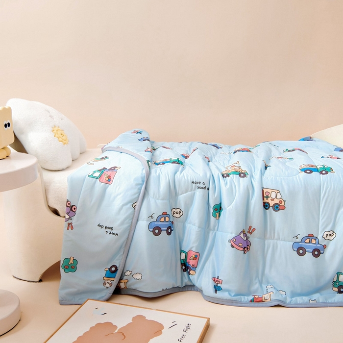 91家纺网 家纺一手货源 找家纺 鱼宝 2026春夏新款数码印花儿童凉感丝夏被夏凉被空调被 云朵巴士蓝