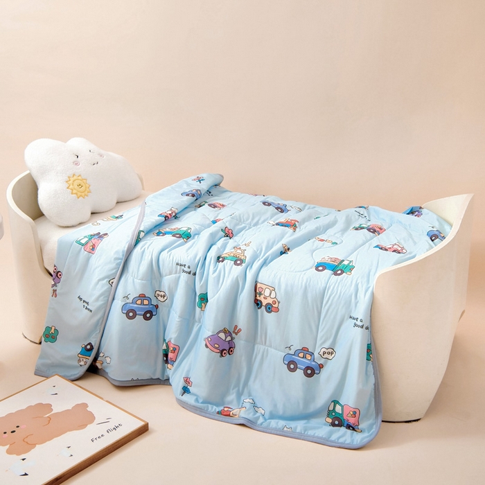 91家纺网 家纺一手货源 找家纺 鱼宝 2026春夏新款数码印花儿童凉感丝夏被夏凉被空调被 云朵巴士蓝