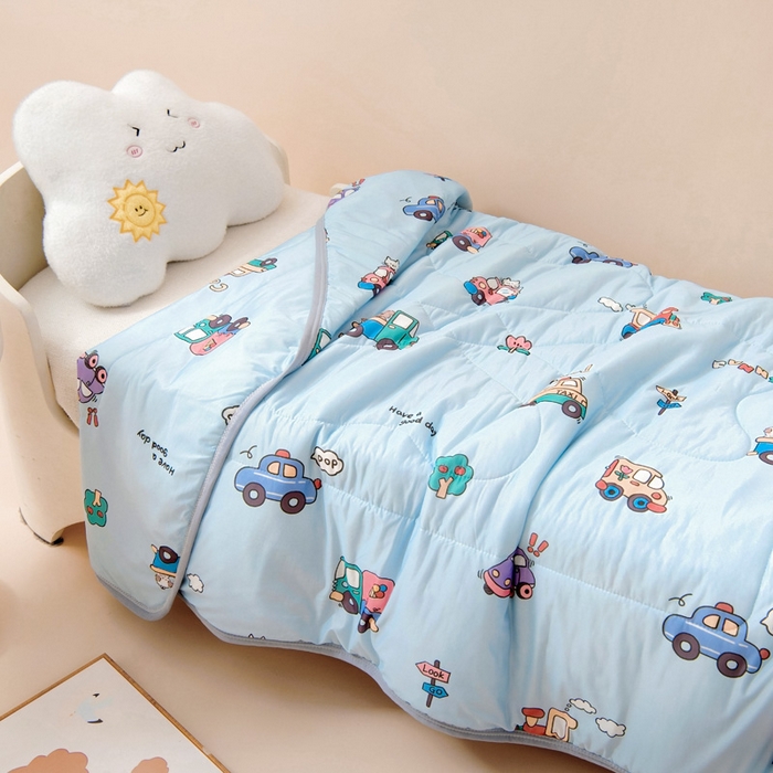 91家纺网 家纺一手货源 找家纺 鱼宝 2026春夏新款数码印花儿童凉感丝夏被夏凉被空调被 云朵巴士蓝