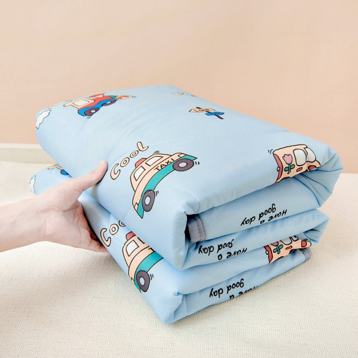 91家纺网 家纺一手货源 找家纺 鱼宝 2026春夏新款数码印花儿童凉感丝夏被夏凉被空调被 云朵巴士蓝