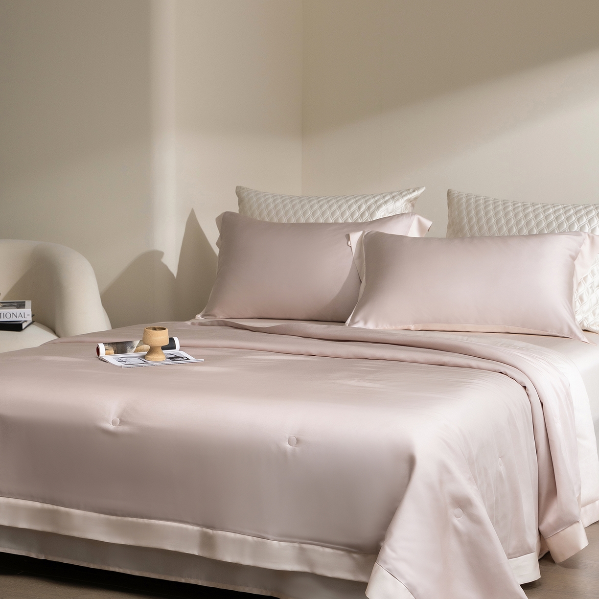 91家纺网 家纺一手货源 找家纺 佳汐蓝家纺 2026新款进口奥地利兰精天丝丝颜悦色-夏被四件套 缦豆沙