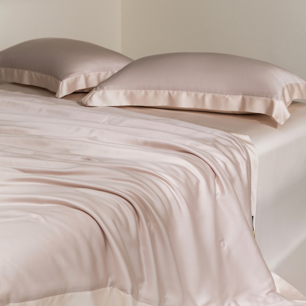 91家纺网 家纺一手货源 找家纺 佳汐蓝家纺 2026新款进口奥地利兰精天丝丝颜悦色-夏被四件套 缦豆沙