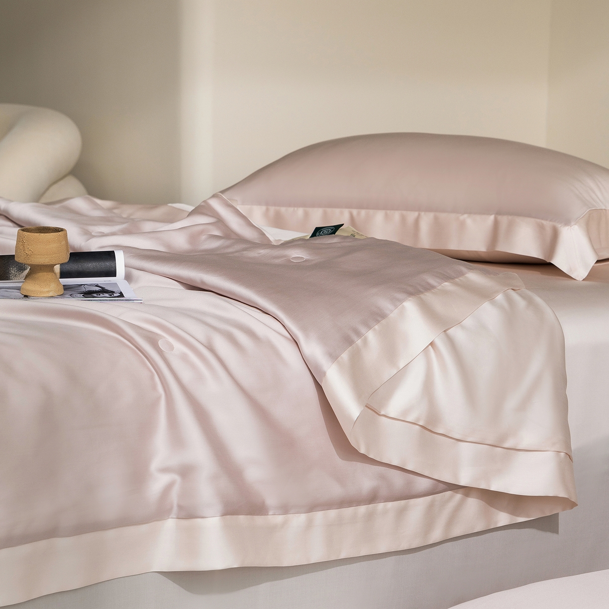 91家纺网 家纺一手货源 找家纺 佳汐蓝家纺 2026新款进口奥地利兰精天丝丝颜悦色-夏被四件套 缦豆沙