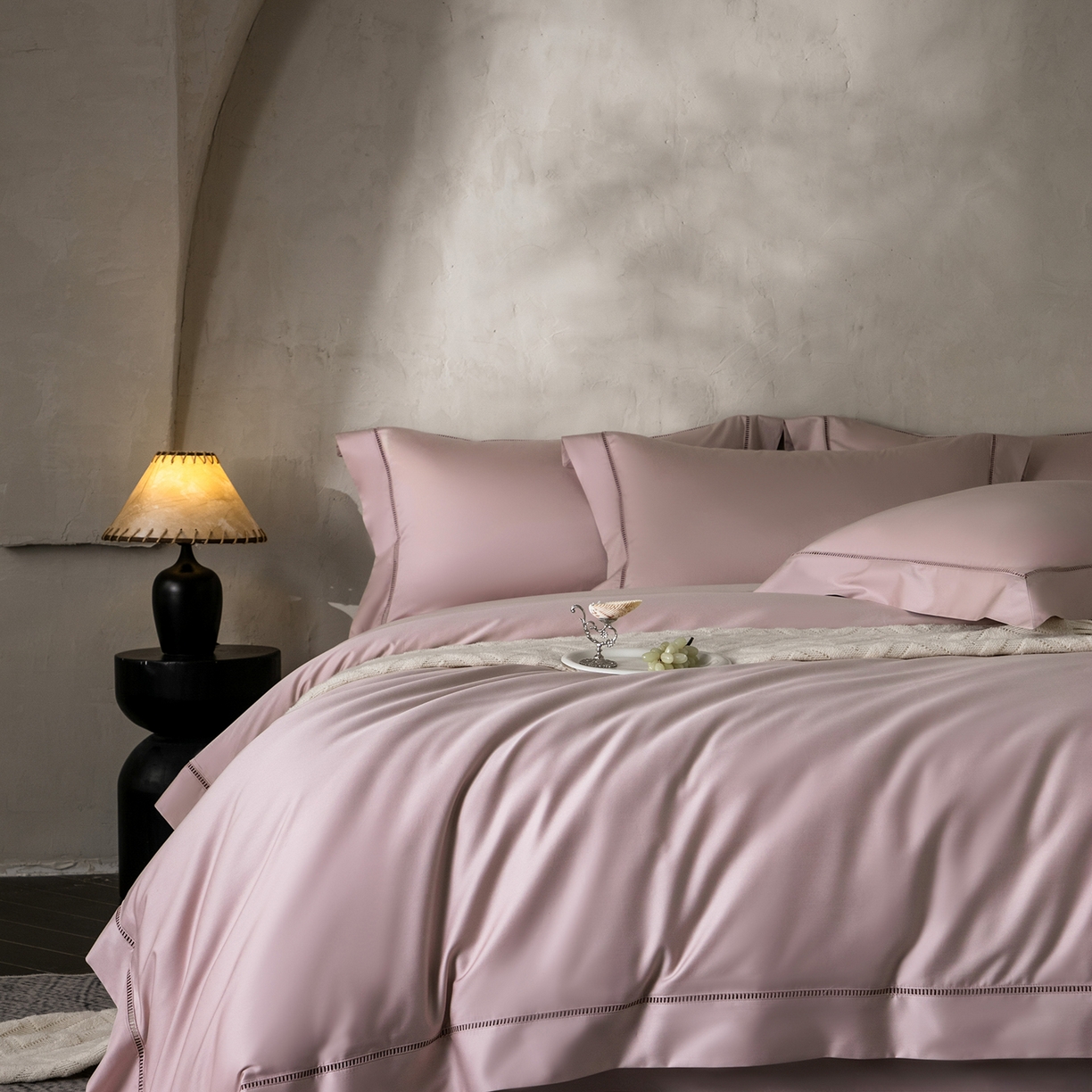 91家纺网 家纺一手货源 找家纺 佳汐蓝家纺 2026新款100支臻棉玲珑系列小镂空款四件套 玲珑-落樱粉