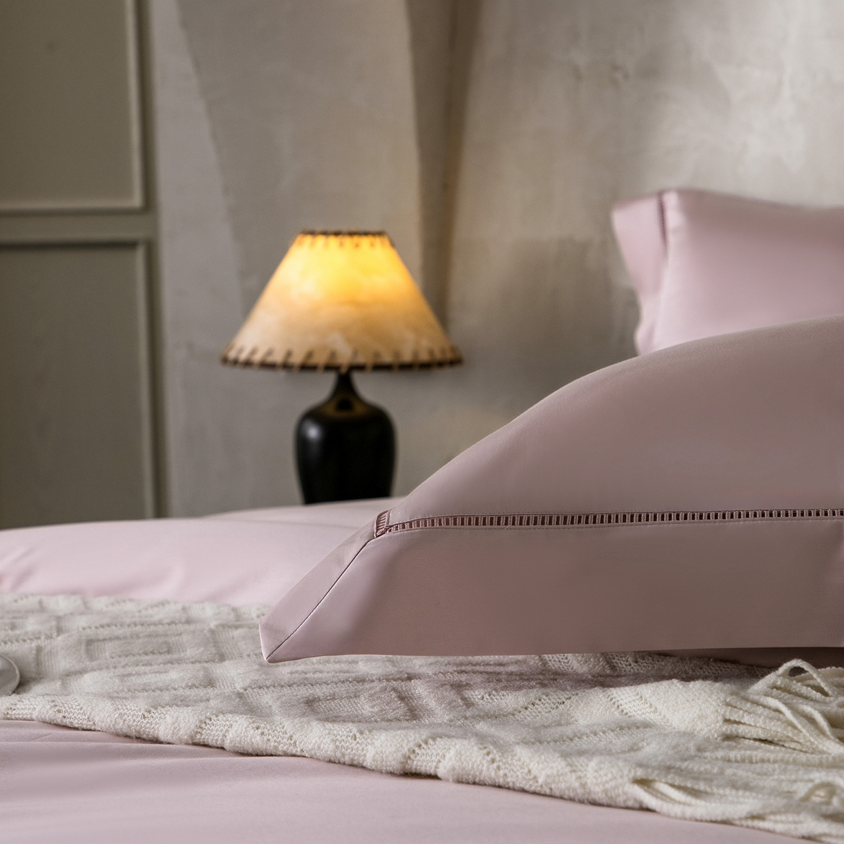 91家纺网 家纺一手货源 找家纺 佳汐蓝家纺 2026新款100支臻棉玲珑系列小镂空款四件套 玲珑-落樱粉