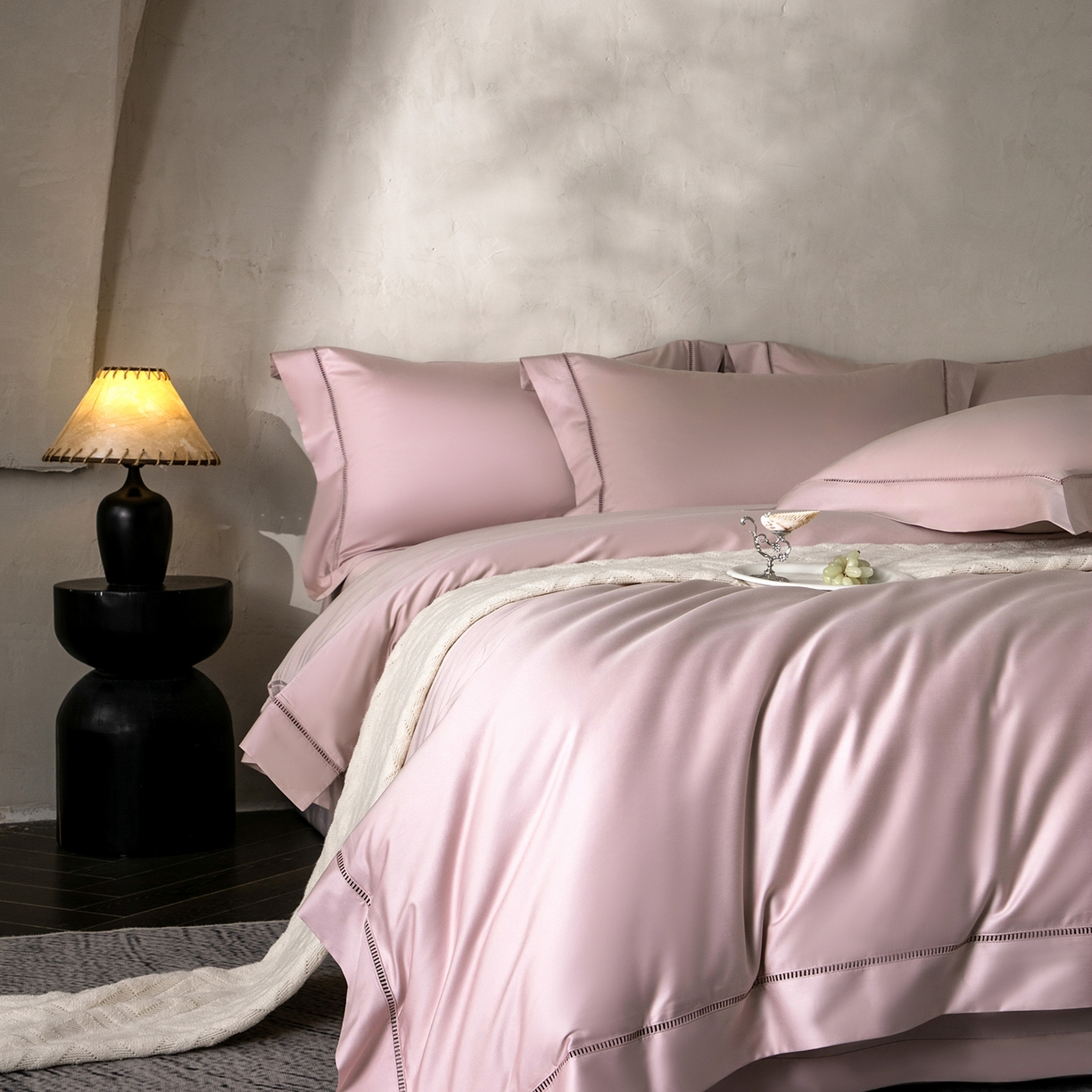 91家纺网 家纺一手货源 找家纺 佳汐蓝家纺 2026新款100支臻棉玲珑系列小镂空款四件套 玲珑-落樱粉