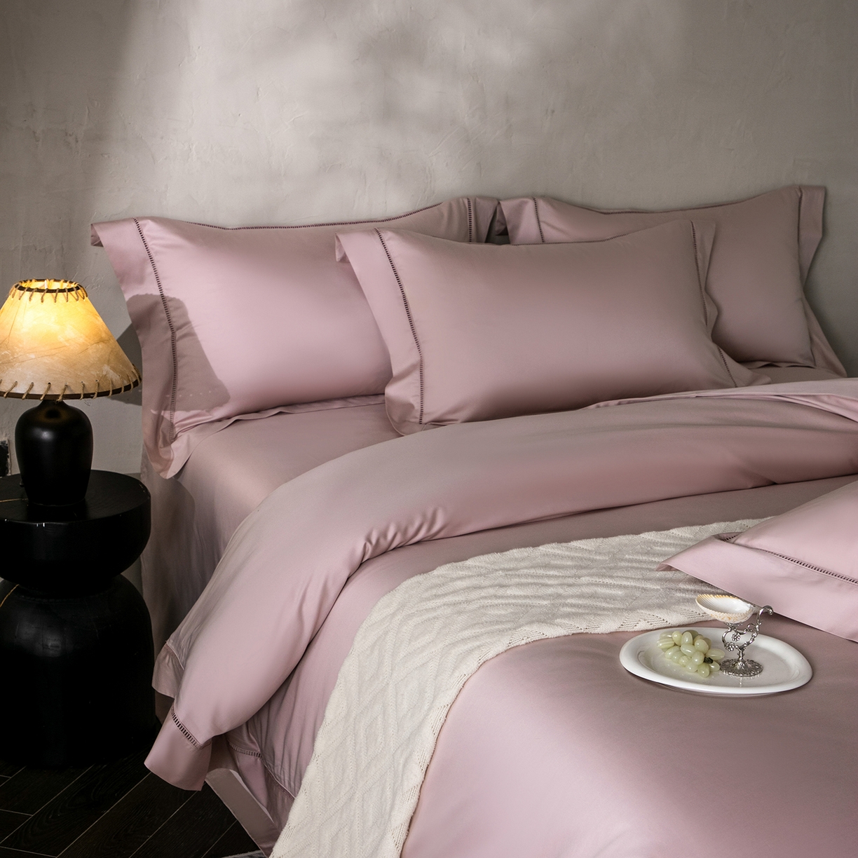 91家纺网 家纺一手货源 找家纺 佳汐蓝家纺 2026新款100支臻棉玲珑系列小镂空款四件套 玲珑-落樱粉