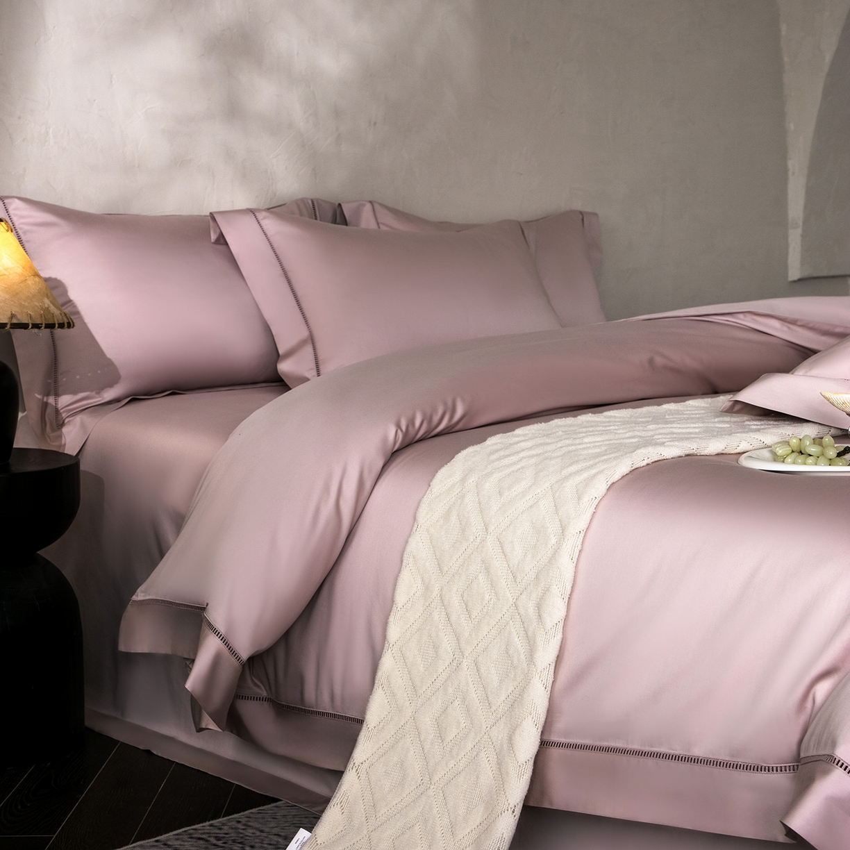 91家纺网 家纺一手货源 找家纺 佳汐蓝家纺 2026新款100支臻棉玲珑系列小镂空款四件套 玲珑-落樱粉