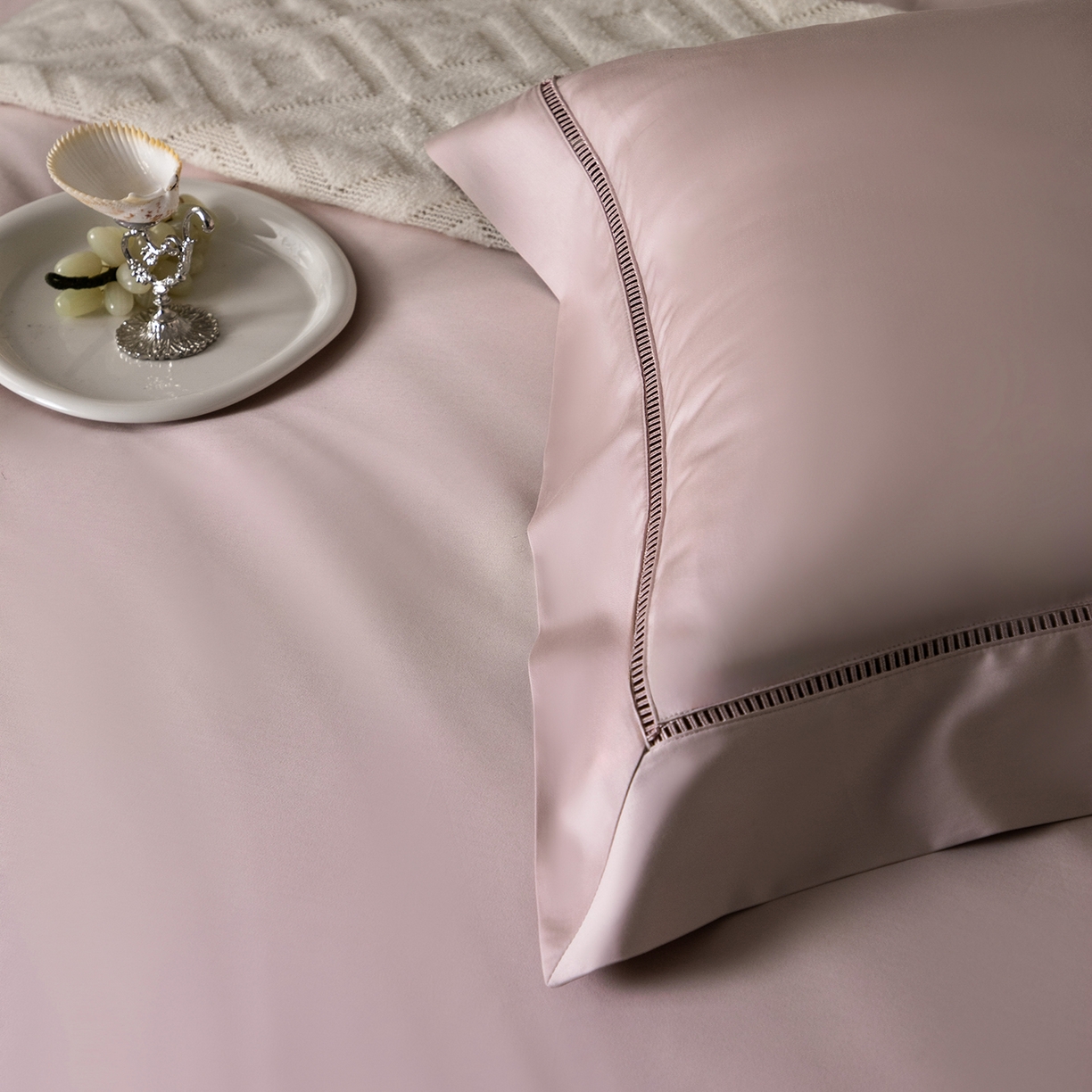 91家纺网 家纺一手货源 找家纺 佳汐蓝家纺 2026新款100支臻棉玲珑系列小镂空款四件套 玲珑-落樱粉