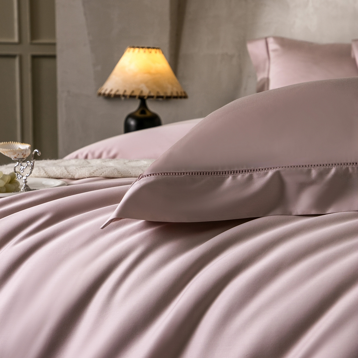 91家纺网 家纺一手货源 找家纺 佳汐蓝家纺 2026新款100支臻棉玲珑系列小镂空款四件套 玲珑-落樱粉