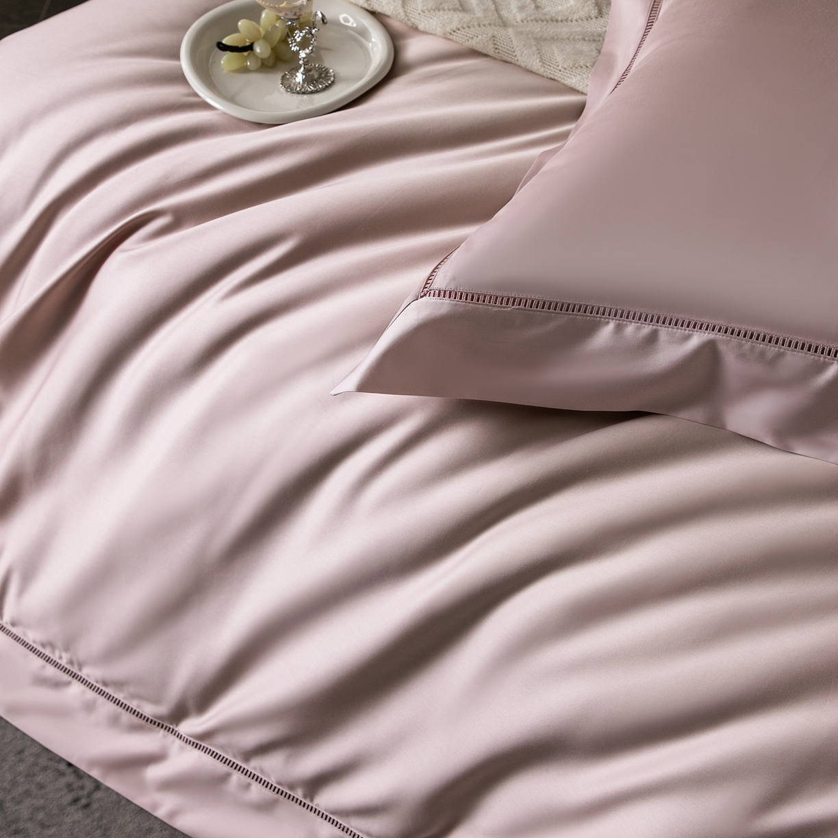 91家纺网 家纺一手货源 找家纺 佳汐蓝家纺 2026新款100支臻棉玲珑系列小镂空款四件套 玲珑-落樱粉