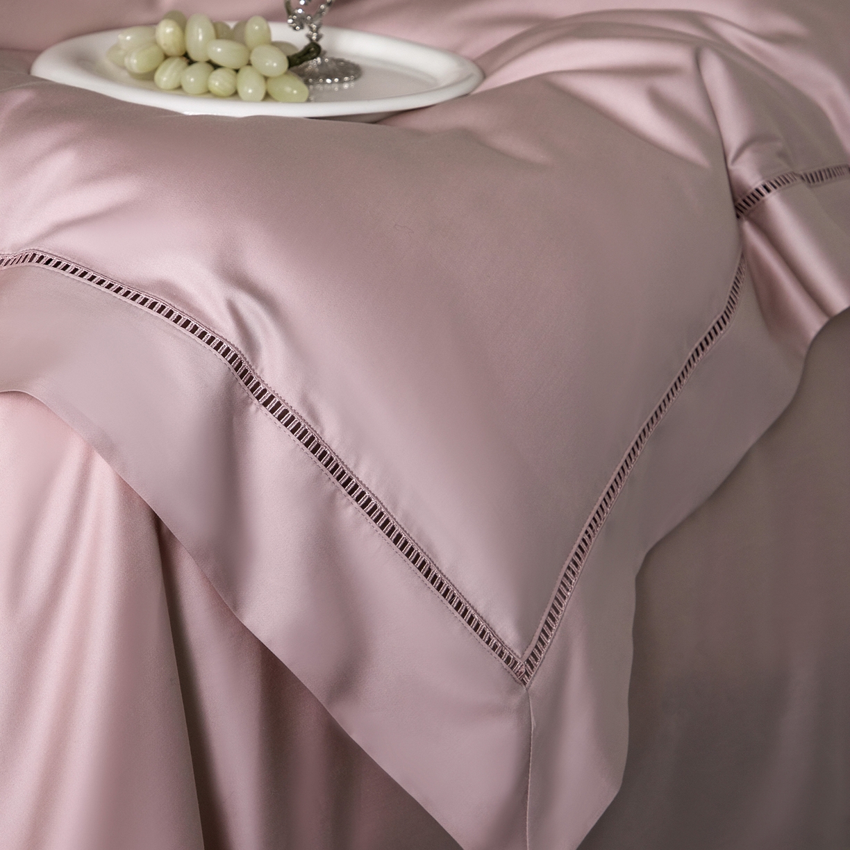 91家纺网 家纺一手货源 找家纺 佳汐蓝家纺 2026新款100支臻棉玲珑系列小镂空款四件套 玲珑-落樱粉