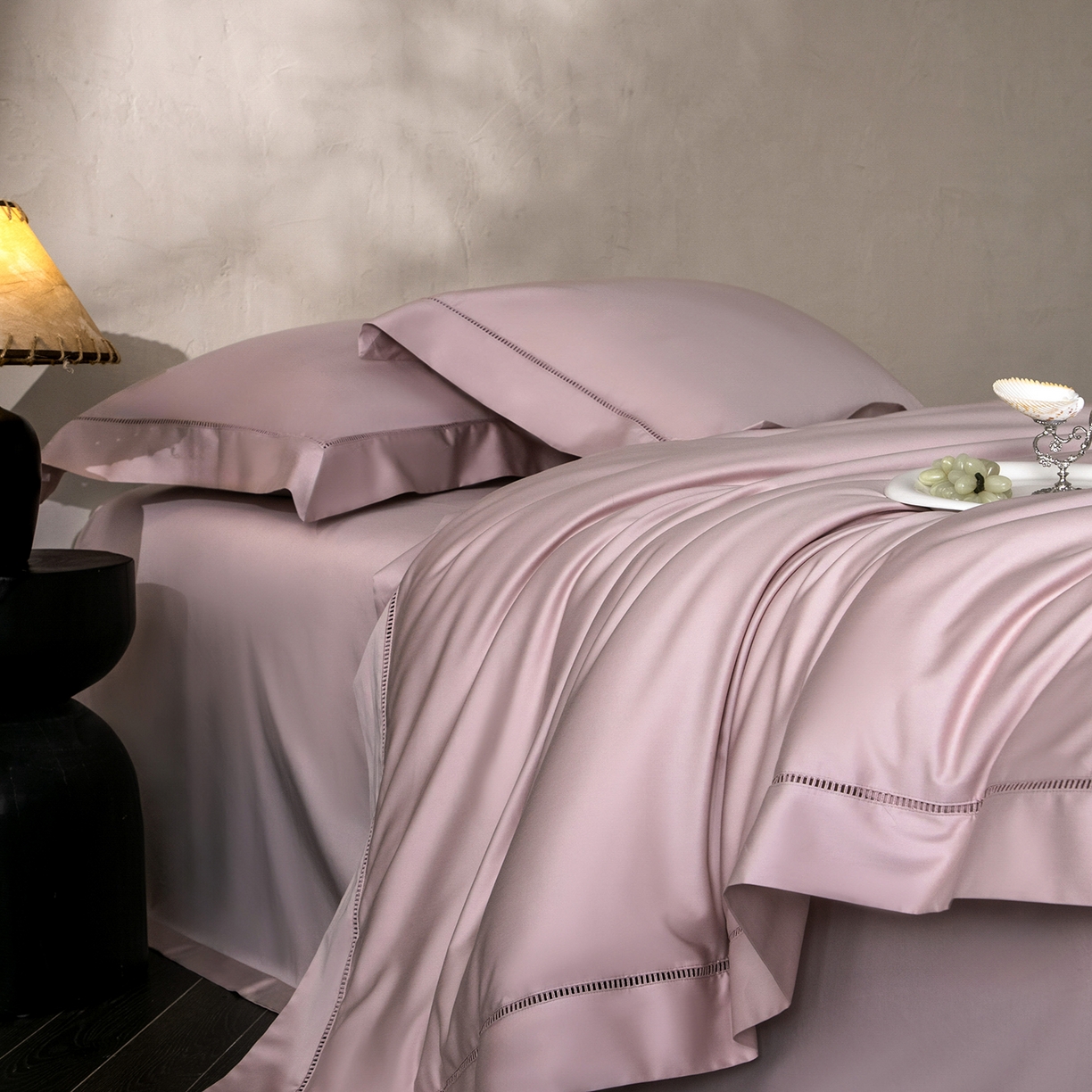 91家纺网 家纺一手货源 找家纺 佳汐蓝家纺 2026新款100支臻棉玲珑系列小镂空款四件套 玲珑-落樱粉