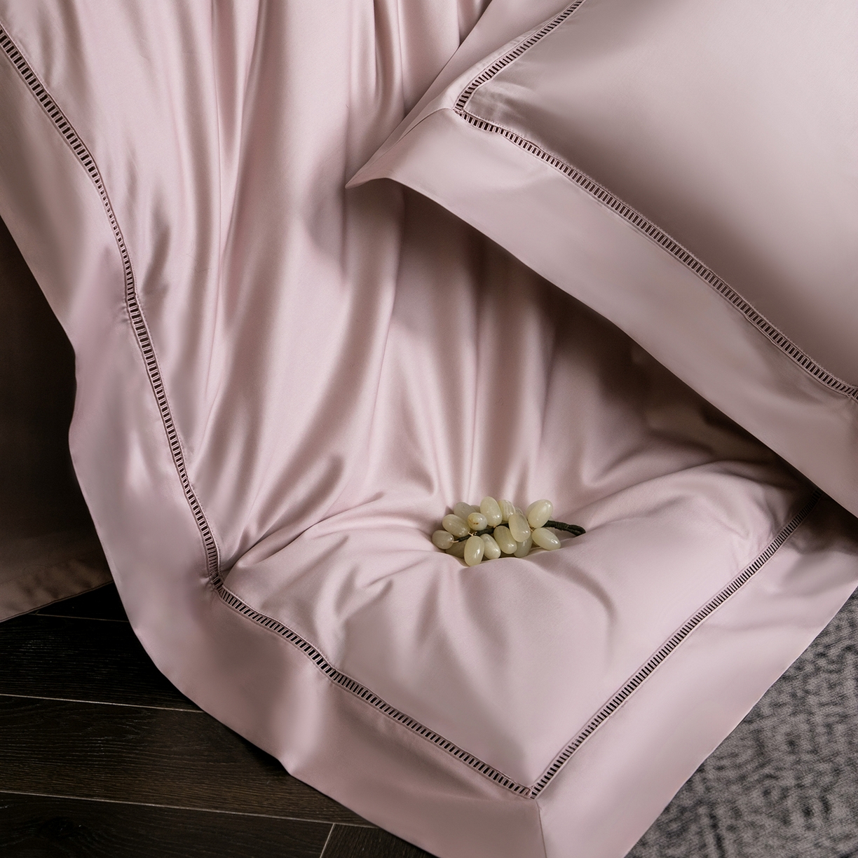 91家纺网 家纺一手货源 找家纺 佳汐蓝家纺 2026新款100支臻棉玲珑系列小镂空款四件套 玲珑-落樱粉