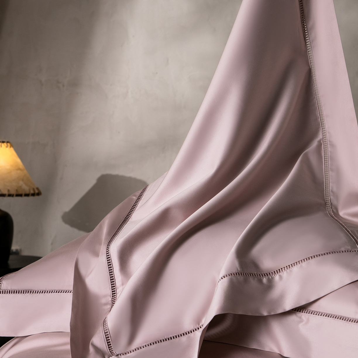 91家纺网 家纺一手货源 找家纺 佳汐蓝家纺 2026新款100支臻棉玲珑系列小镂空款四件套 玲珑-落樱粉