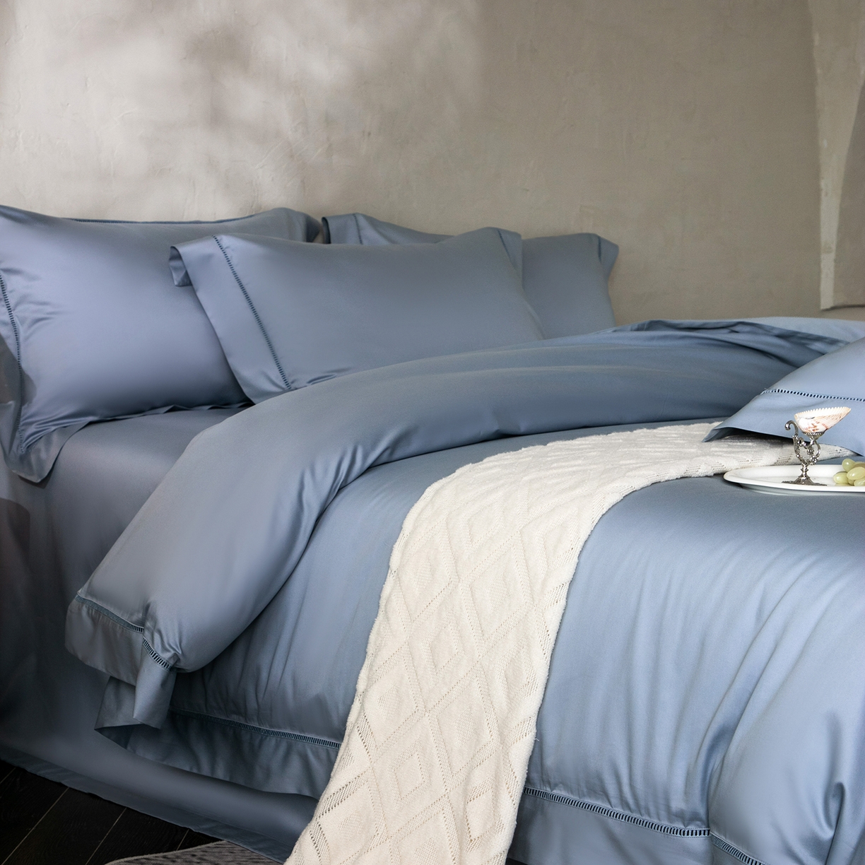 91家纺网 家纺一手货源 找家纺 佳汐蓝家纺 2026新款100支臻棉玲珑系列小镂空款四件套 玲珑-宁蓝