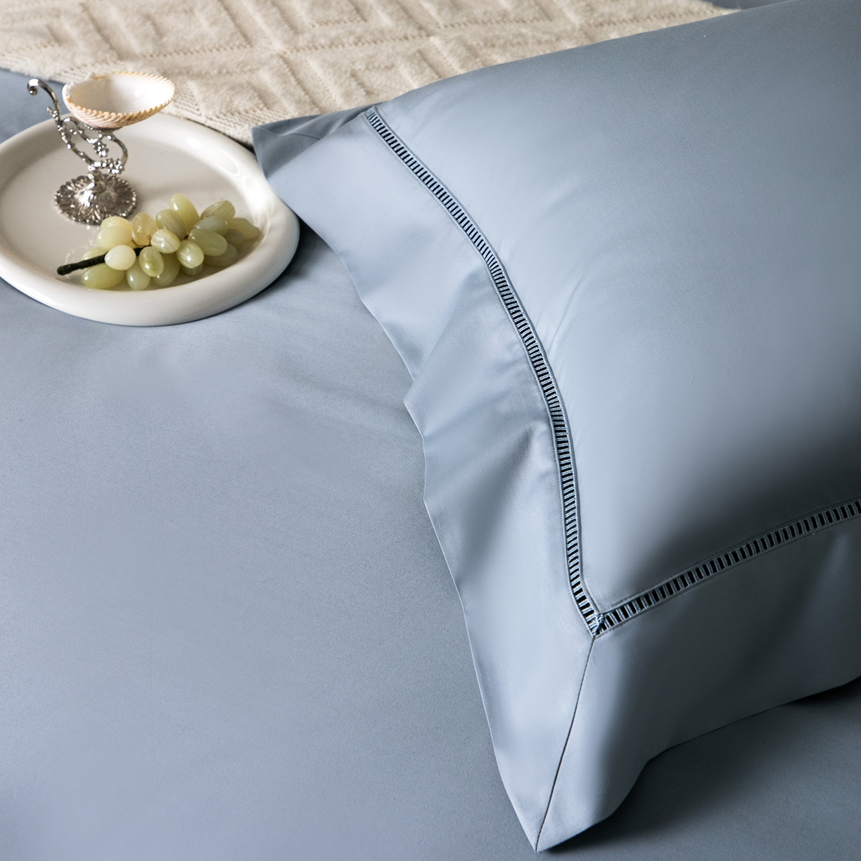 91家纺网 家纺一手货源 找家纺 佳汐蓝家纺 2026新款100支臻棉玲珑系列小镂空款四件套 玲珑-宁蓝