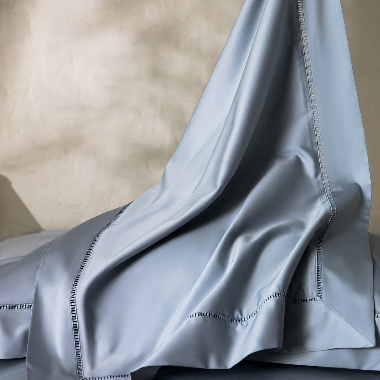 91家纺网 家纺一手货源 找家纺 佳汐蓝家纺 2026新款100支臻棉玲珑系列小镂空款四件套 玲珑-宁蓝