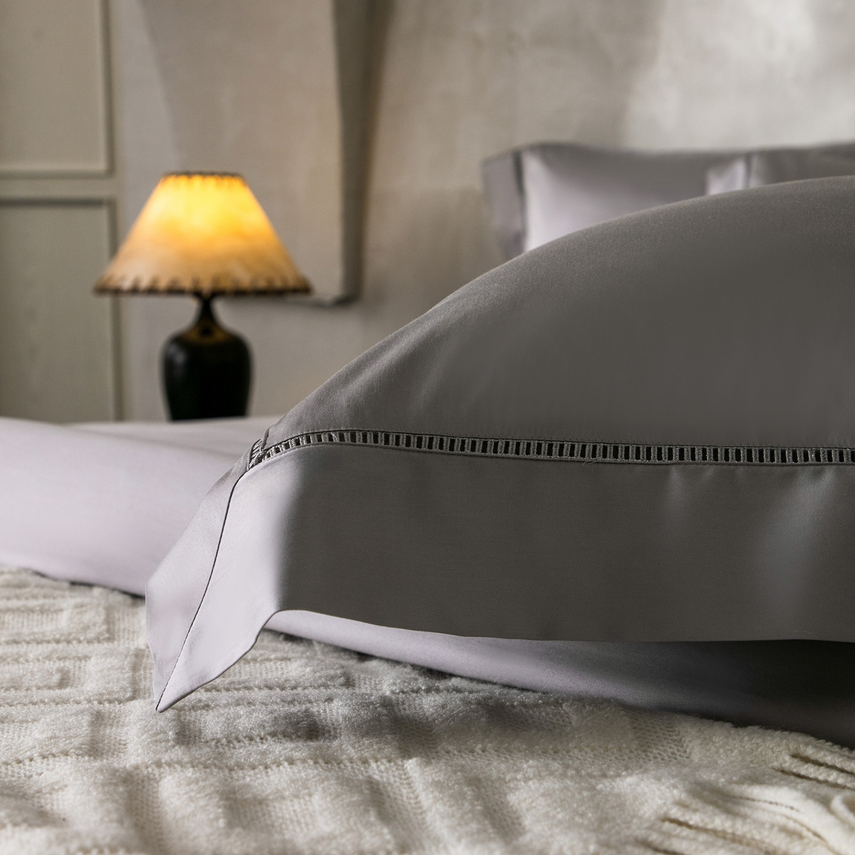 91家纺网 家纺一手货源 找家纺 佳汐蓝家纺 2026新款100支臻棉玲珑系列小镂空款四件套 玲珑-尚灰