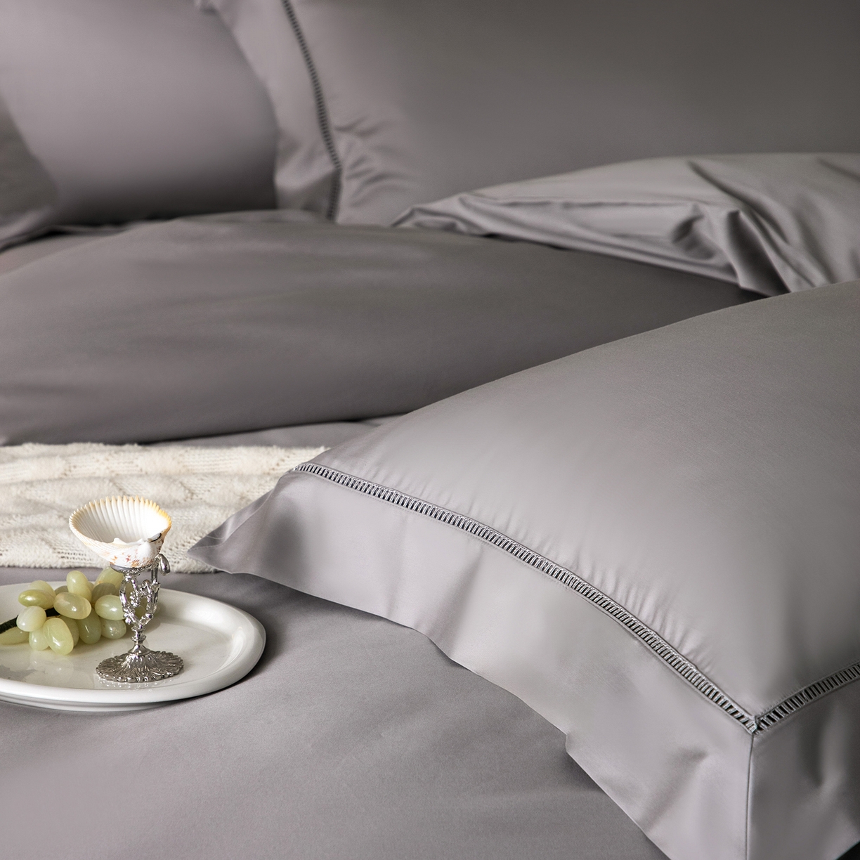 91家纺网 家纺一手货源 找家纺 佳汐蓝家纺 2026新款100支臻棉玲珑系列小镂空款四件套 玲珑-尚灰