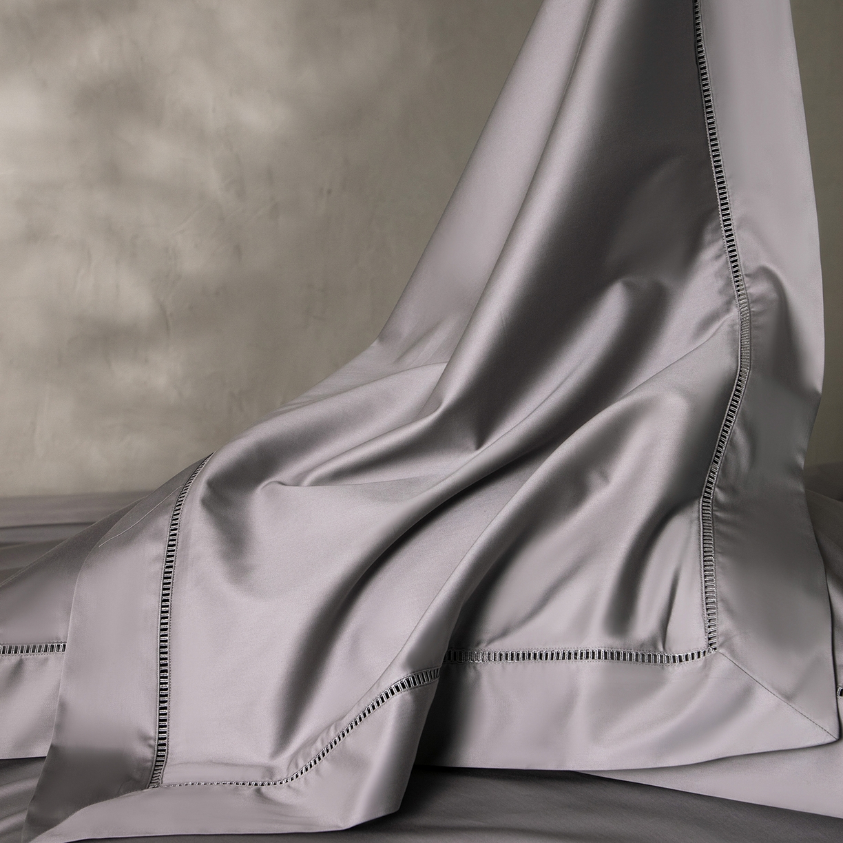 91家纺网 家纺一手货源 找家纺 佳汐蓝家纺 2026新款100支臻棉玲珑系列小镂空款四件套 玲珑-尚灰