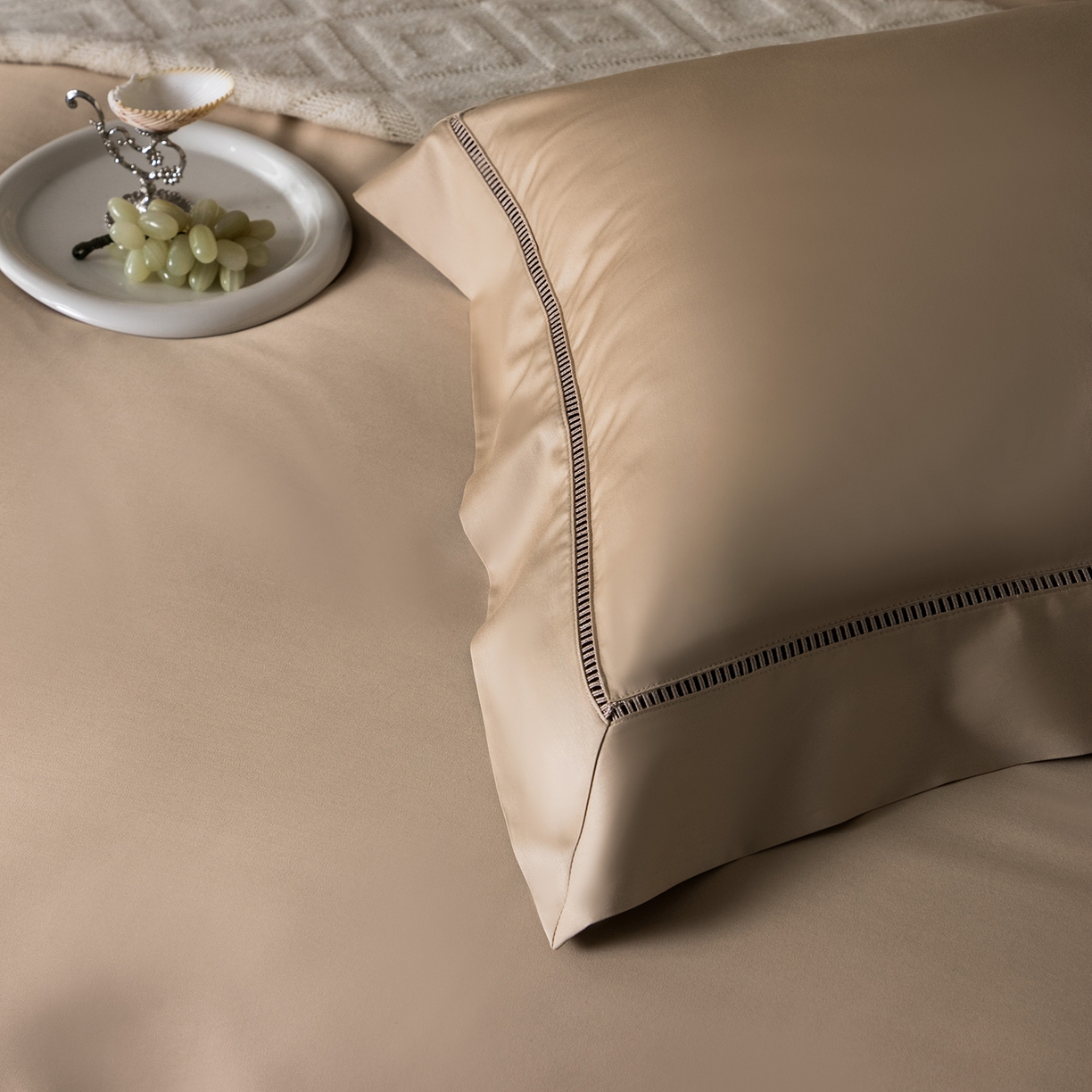 91家纺网 家纺一手货源 找家纺 佳汐蓝家纺 2026新款100支臻棉玲珑系列小镂空款四件套 玲珑-香槟金