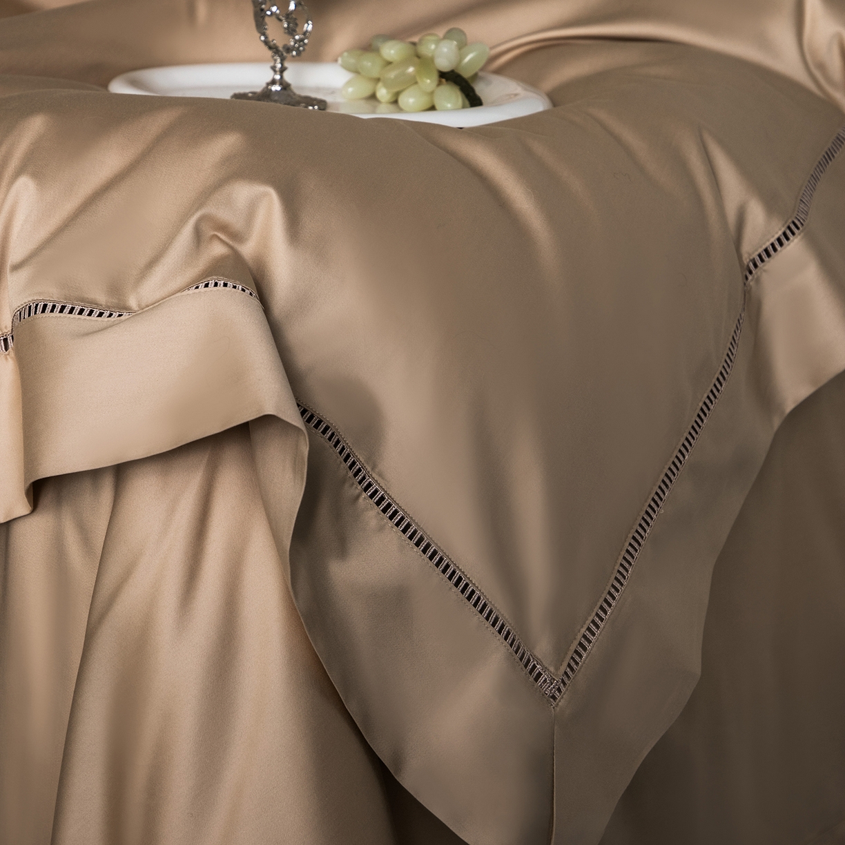 91家纺网 家纺一手货源 找家纺 佳汐蓝家纺 2026新款100支臻棉玲珑系列小镂空款四件套 玲珑-香槟金