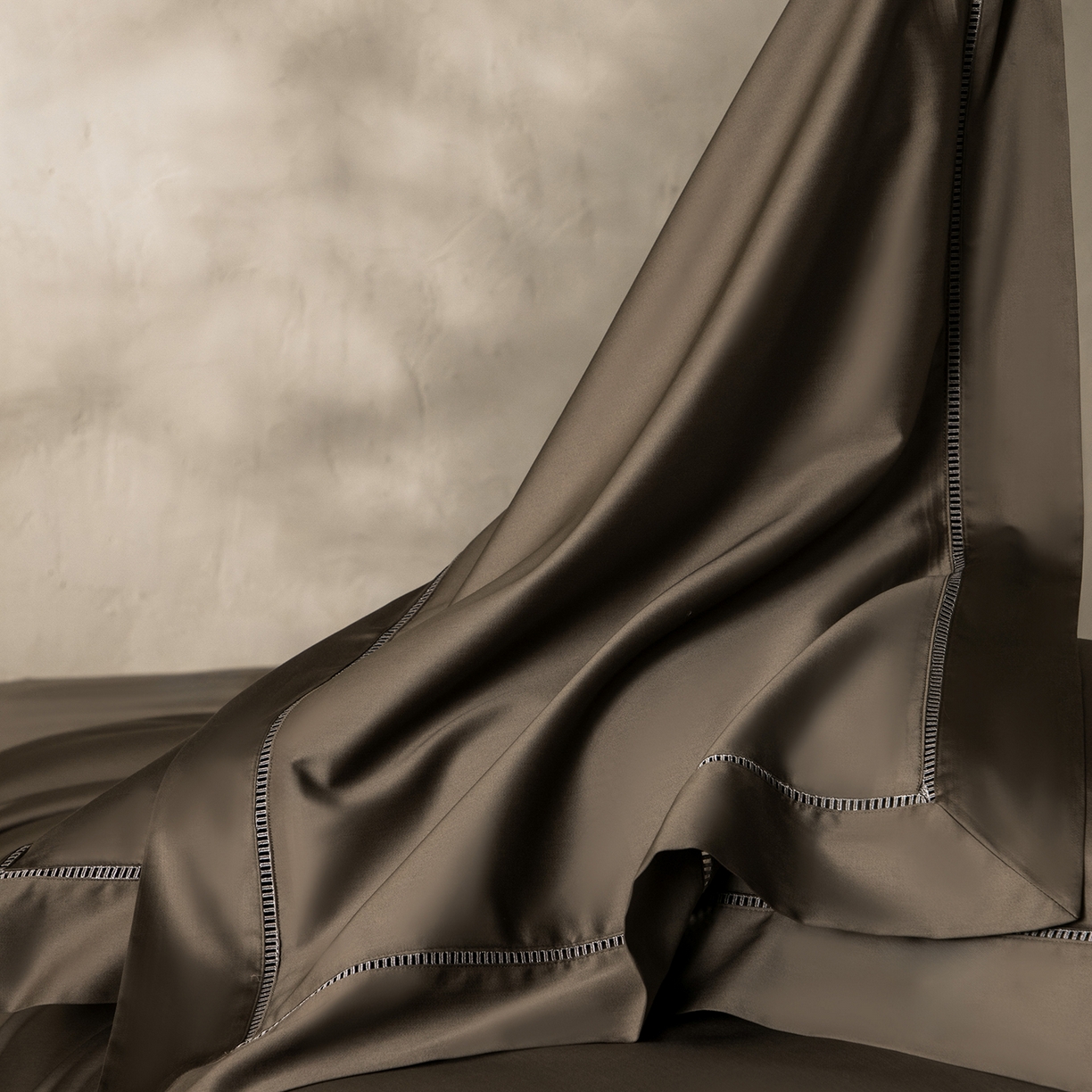 91家纺网 家纺一手货源 找家纺 佳汐蓝家纺 2026新款100支臻棉玲珑系列小镂空款四件套 玲珑-云咖