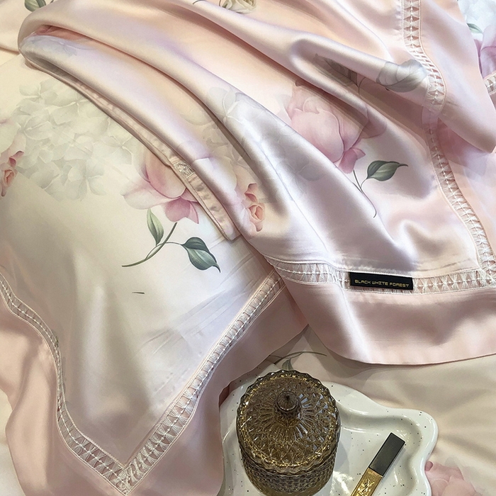 91家纺网 家纺一手货源 找家纺 黑白森林 2026新款轻奢天丝印花四件套 邂逅-粉
