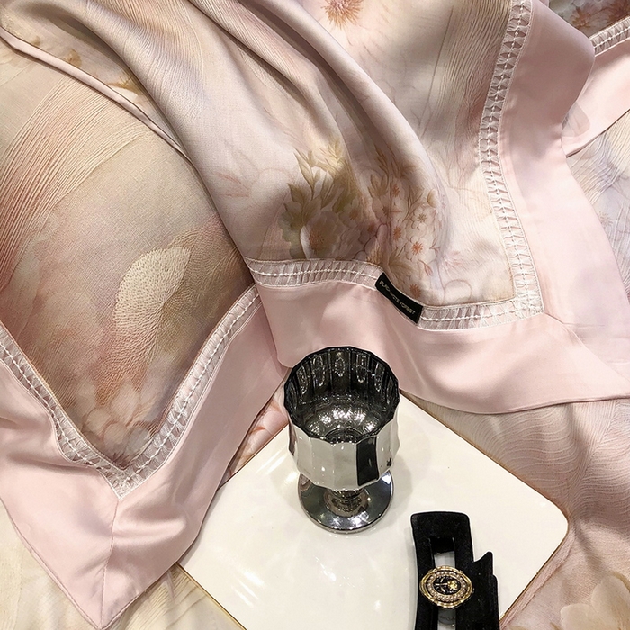 91家纺网 家纺一手货源 找家纺 黑白森林 2026新款轻奢天丝印花四件套 云馥-粉